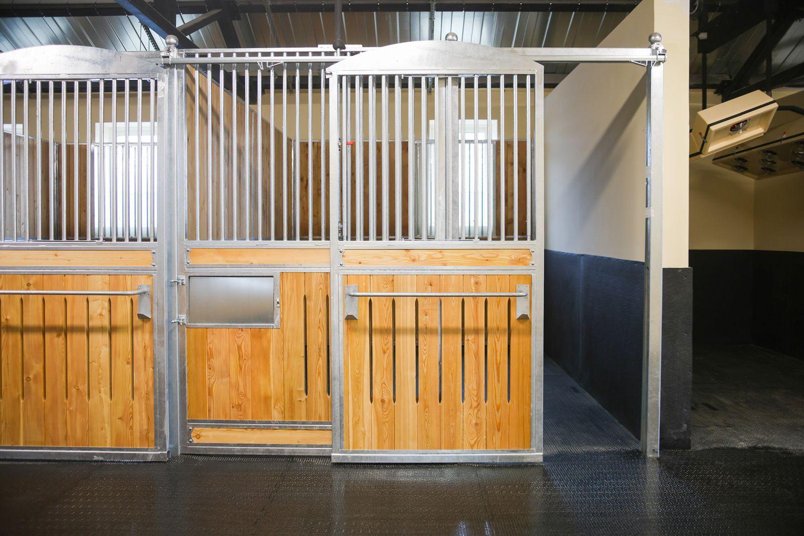 Новые конюшни центрального ипподрома в Москве