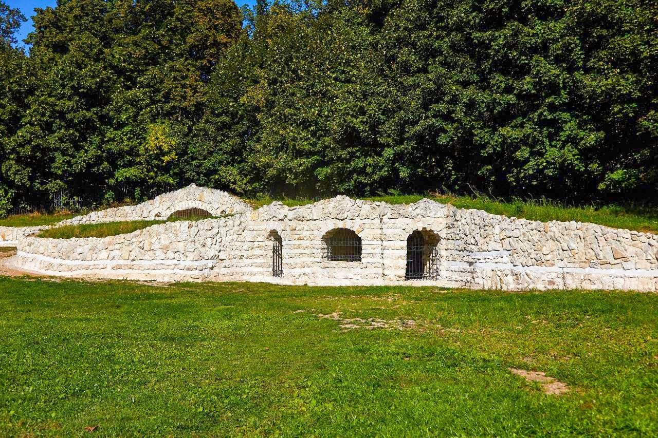 Реставрация затронет всю территорию усадьбы, которая практически целиком состоит из памятников архитектуры Реставрация затронет всю территорию усадьбы, которая практически целиком состоит из памятников архитектуры