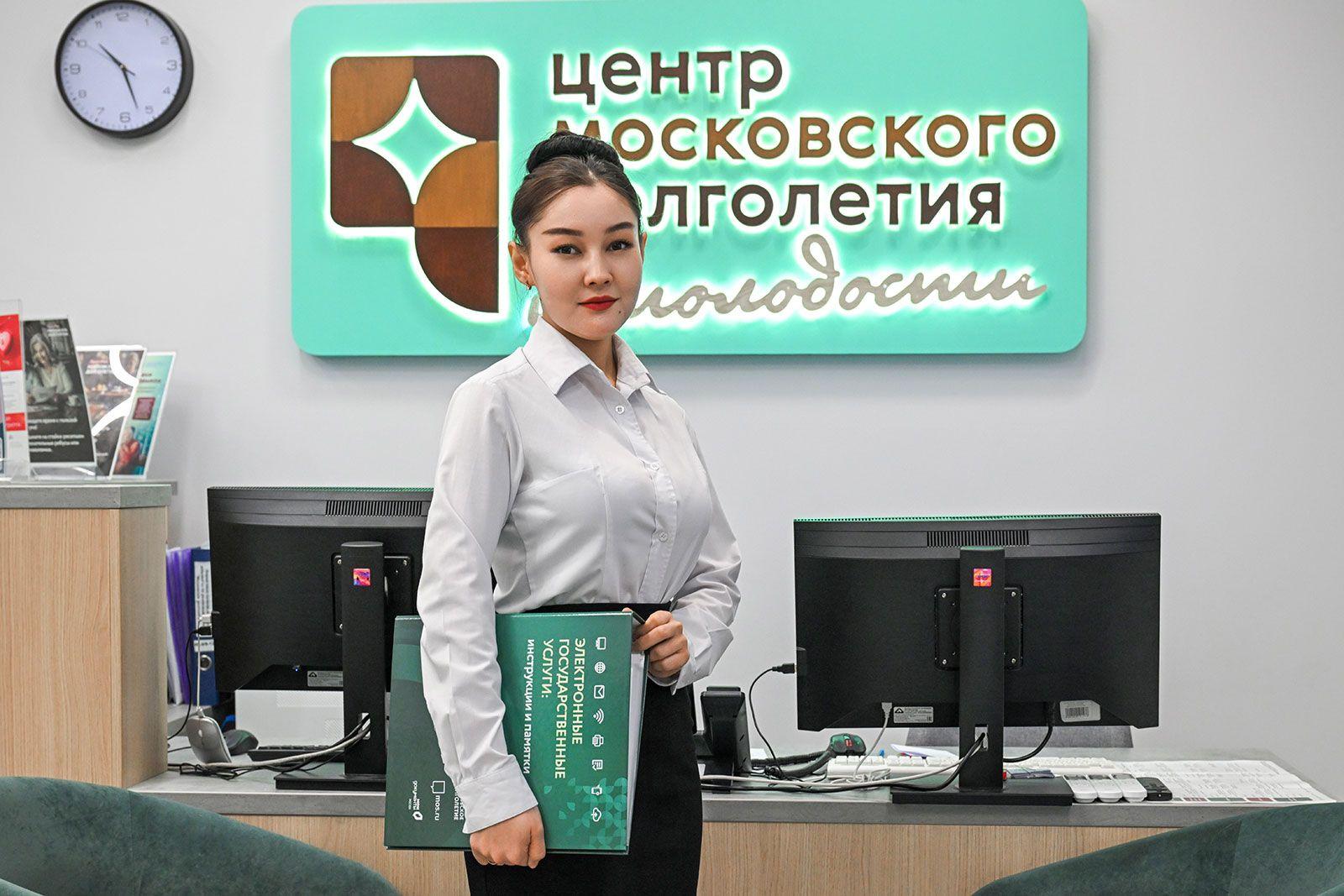 Работники сети "Мои документы" занимаются в том числе цифровым просвещением москвичей в центрах долголетия