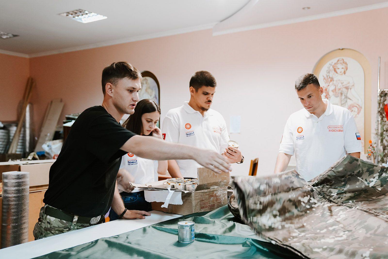 Тысячи москвичей решили присоединиться к плетению маскировочных сетей для бойцов на фронте