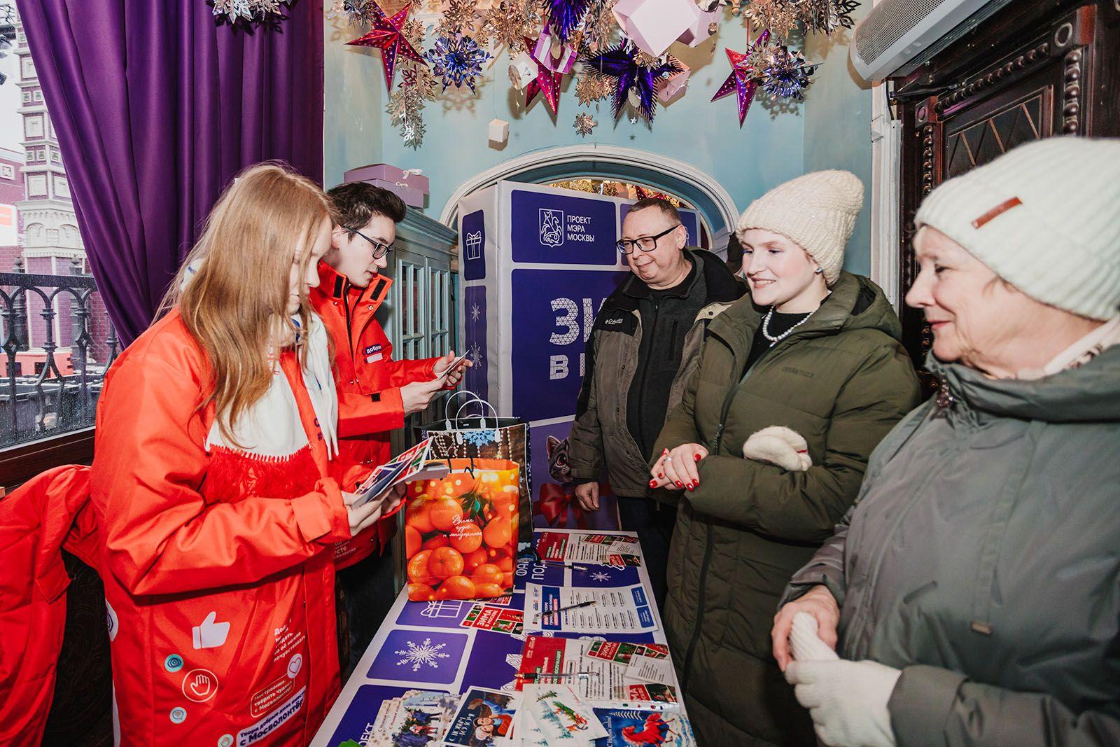 В трёх десятков павильонов "Фабрика подарков" всегда дежурят волонтёры