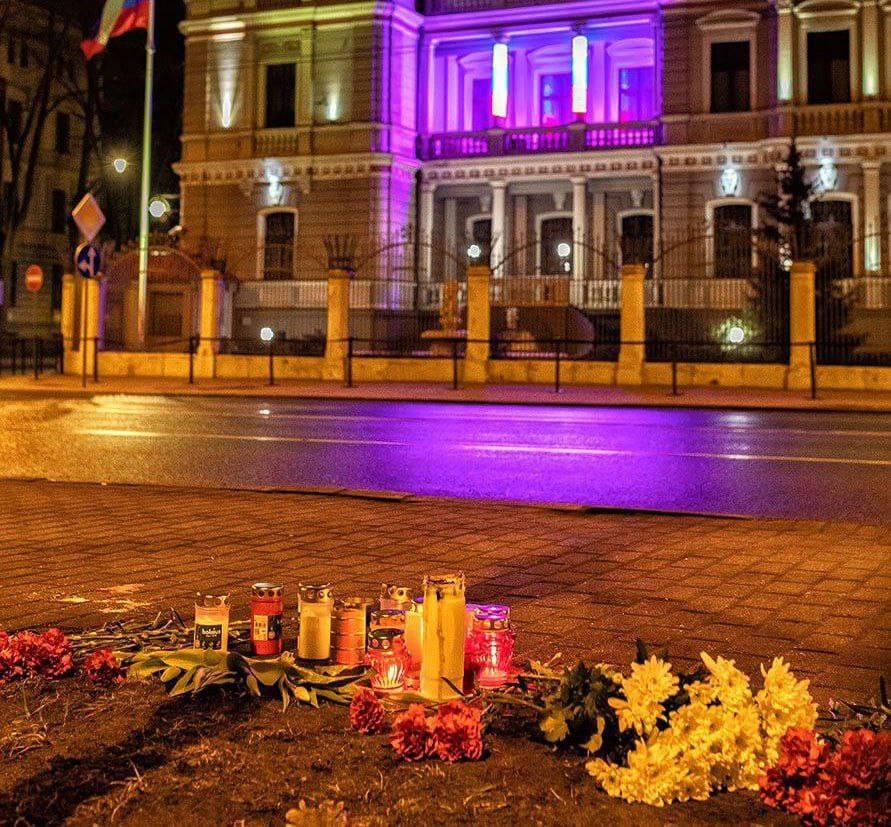 Полиция Риги не позволила создать стихийный мемориал по жертвам теракта в "Крокусе" возле посольства РФ