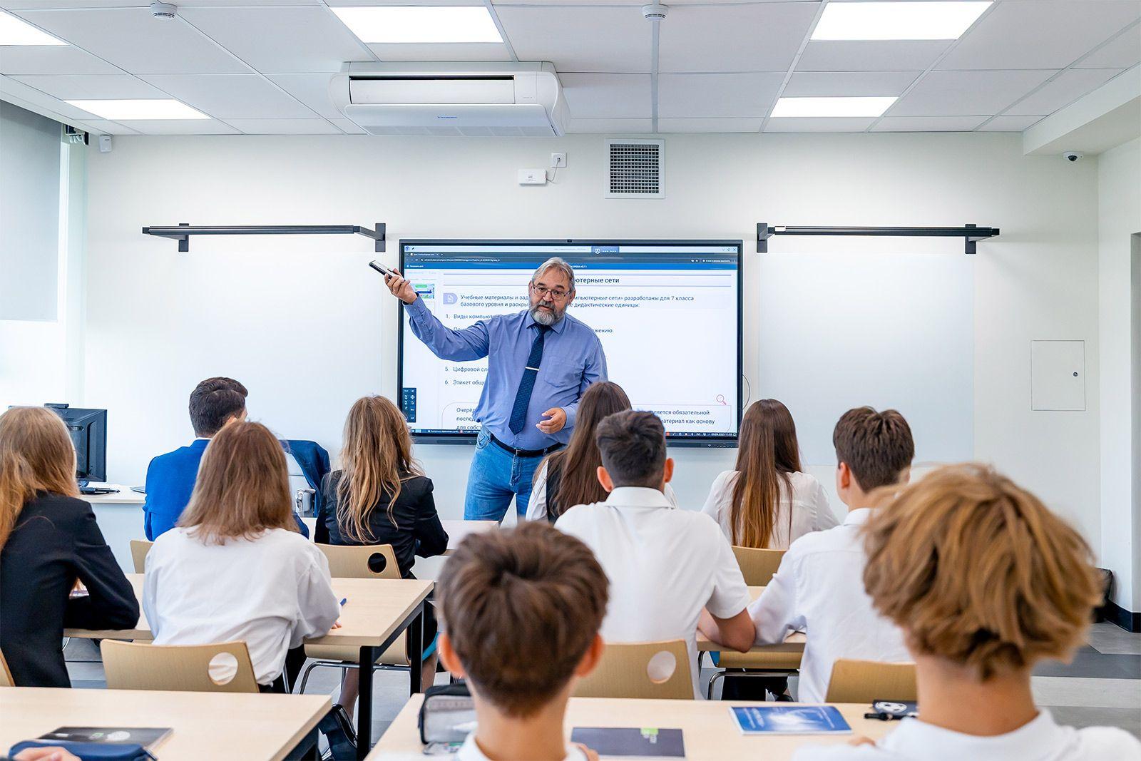 В учебных аудиториях предусмотрены акустические потолки