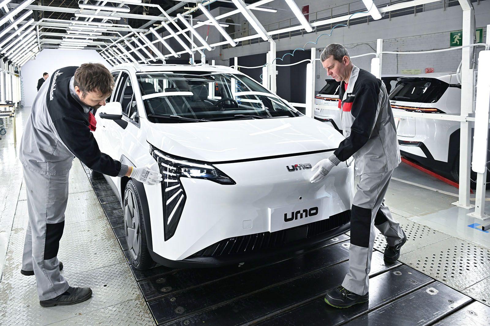 Сборка автомобиля UMO 5 на мощностях автозавода "Москвич"