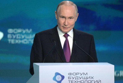 Путин принял участие в пленарном заседании Форума будущих технологий