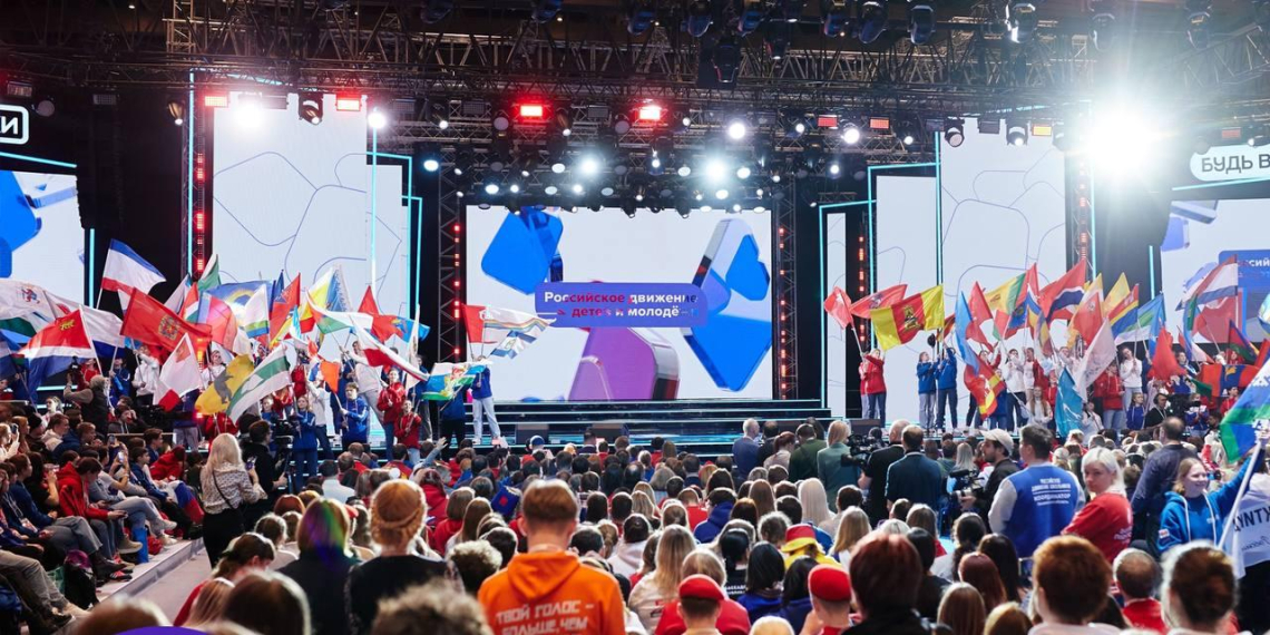Гимн России исполнили участники торжественного закрытия РДДМ "Движение первых"  
