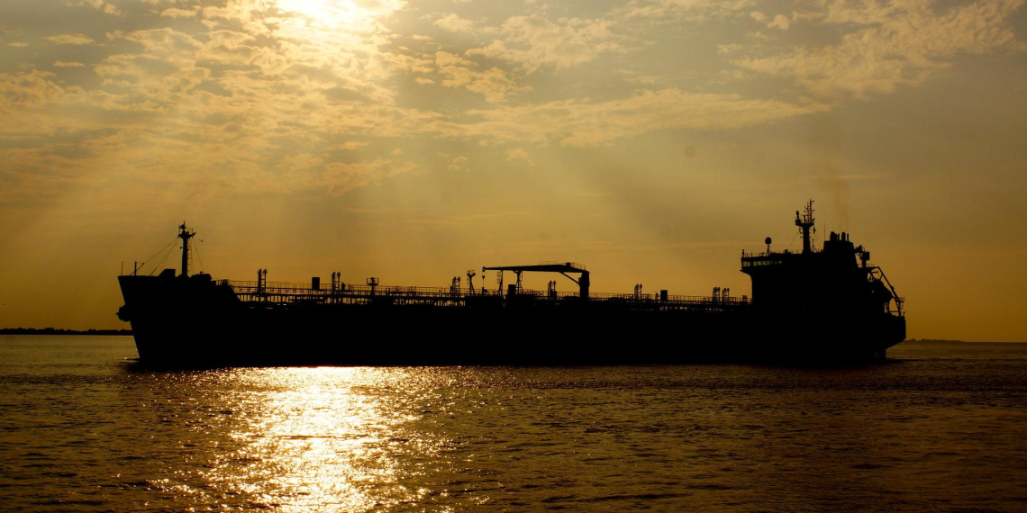 Wall Street Journal: 25 танкеров подняли флаг России