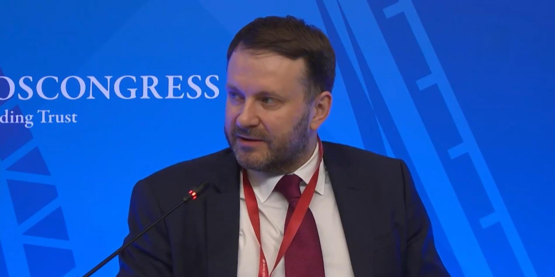 Орешкин призвал отказаться от "оборонительной модели" в отношениях с Западом