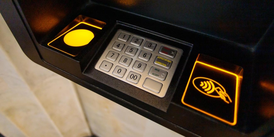 Россияне смогут пополнять счета в банкомате любого банка через СБП