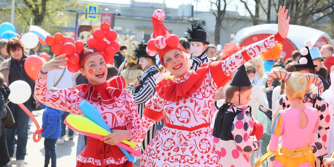 Участниками циркового шествия на Выставке "Россия" стали более тысячи человек 