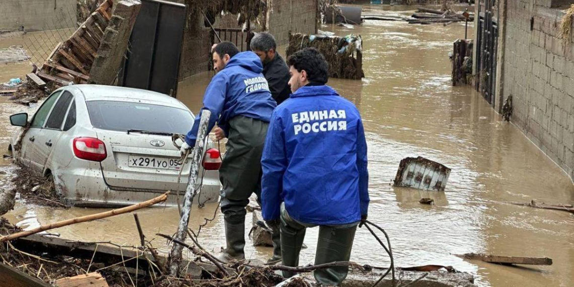 Волонтёры "Единой России" помогают ликвидировать последствия подтоплений в Дагестане