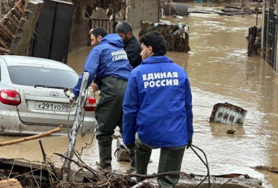 Волонтёры "Единой России" помогают ликвидировать последствия подтоплений в Дагестане