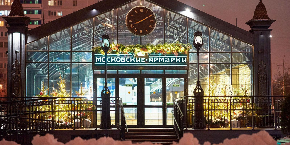 Участники московских ярмарок отправили новогодние подарки бойцам СВО