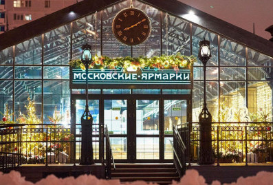 Участники московских ярмарок отправили новогодние подарки бойцам СВО