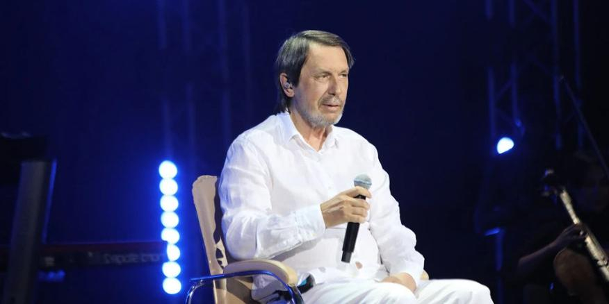 Николай Носков расстроился из-за сорванного концерта в инвалидной коляске: "Спел сколько смог"