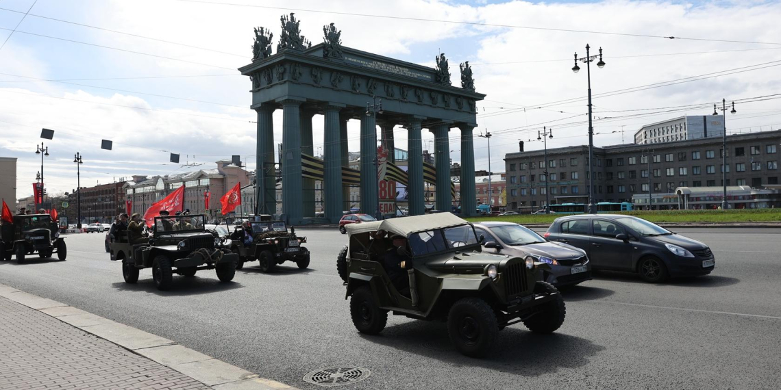 Жители Петербурга устроили исторический автопробег Бессмертного полка