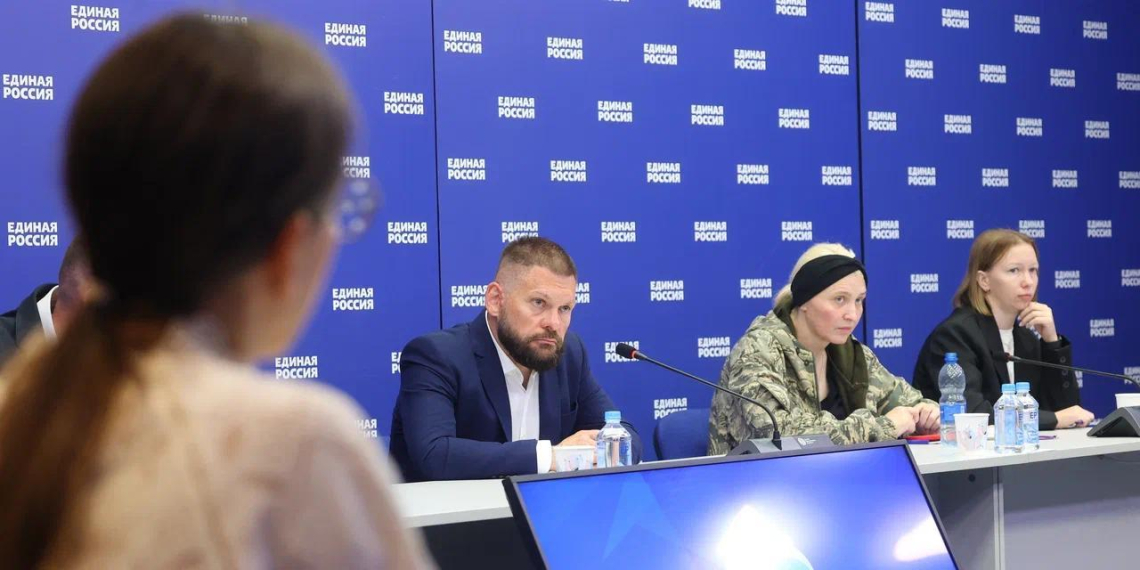 "Единая Россия" провела приём семей бойцов СВО: выплаты, психологическая помощь и наставничество 