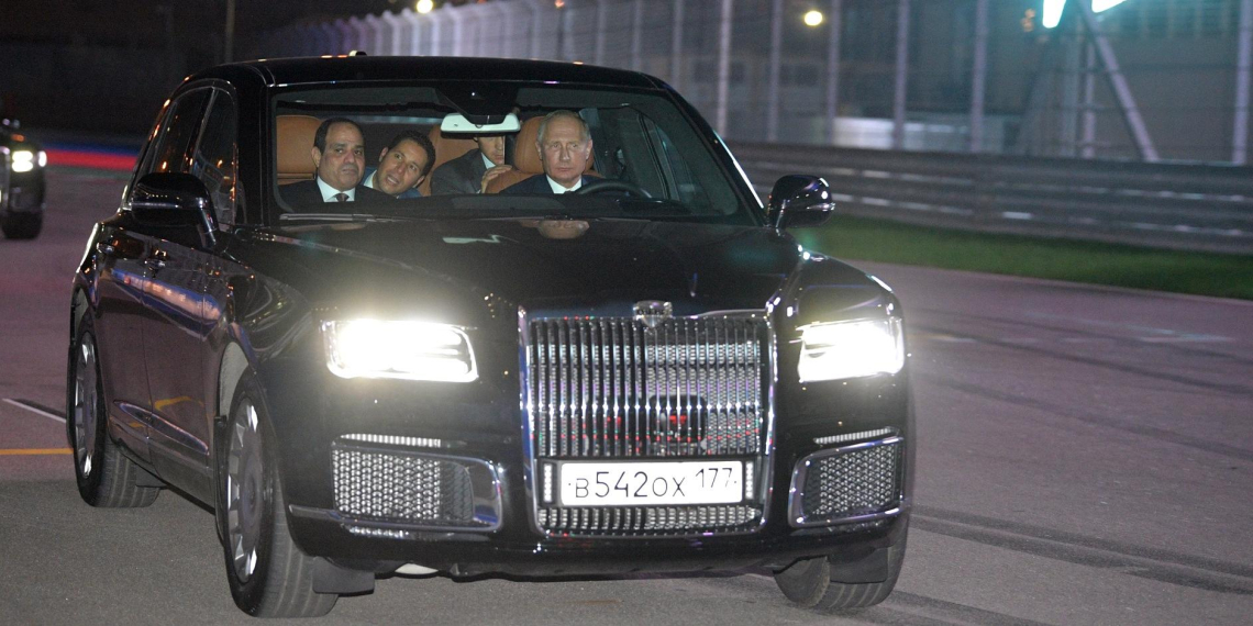 Песков рассказал о езде Путина по городу за рулем