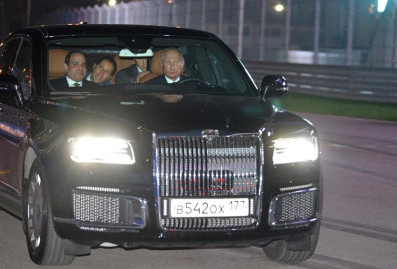 Песков рассказал о езде Путина по городу за рулем