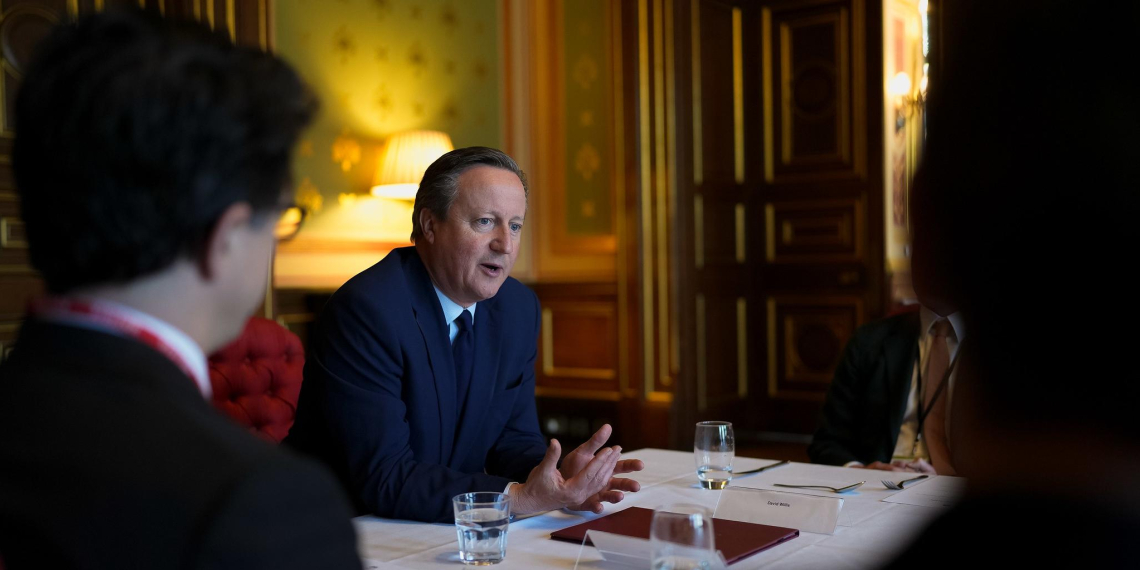 Глава МИД Британии Кэмерон призвал Запад "пересидеть" Путина на Украине
