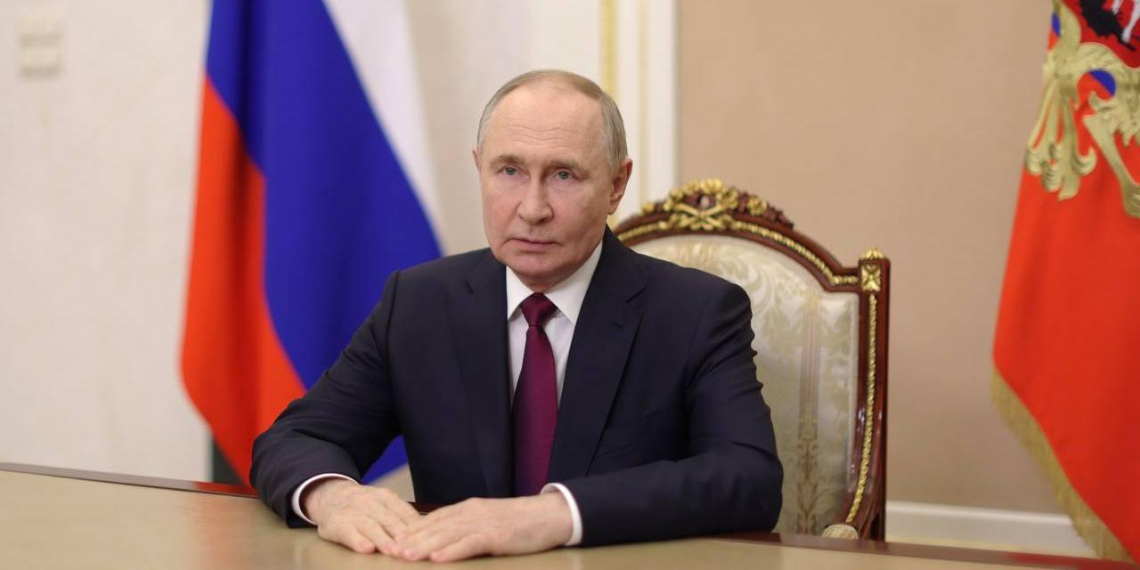 Путин поздравил выпускников с окончанием школы