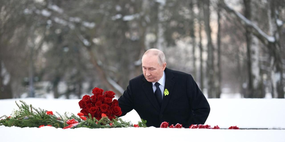 Путин возложил цветы к монументу на Невском пятачке в годовщину снятия блокады