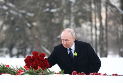 Путин возложил цветы к монументу на Невском пятачке в годовщину снятия блокады