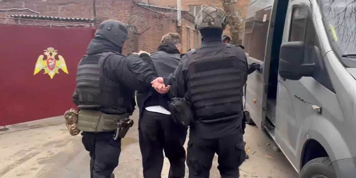 ФСБ вскрыла схему легализации более 2 тысяч мигрантов