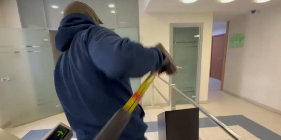 В Екатеринбурге задержали троих журналистов URA.Ru и провели обыски в редакции