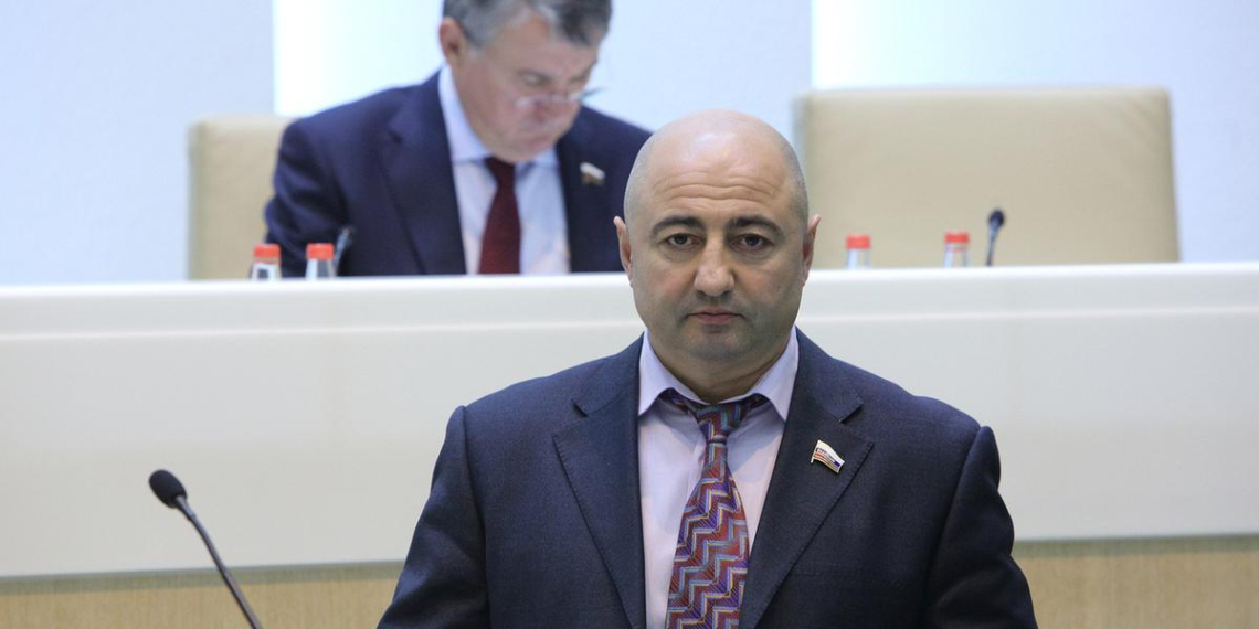 Сенатор Вайнберг сложил полномочия и отправился на СВО