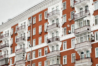 В Москве обновили 115 домов с барельефами на фасадах