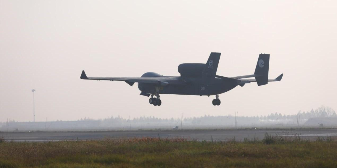 16-метровый китайский дрон-матка "Цзютянь" впервые поднялся в небо