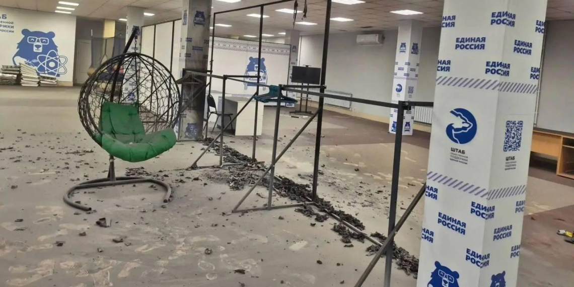 Реготделение "Единой России" в Мелитополе продолжает помогать жителям после удара ВСУ 