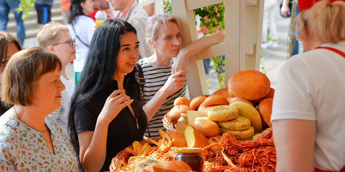 300 производителей из 70 регионов России привезут продукты на московский фестиваль "Вкусы России"