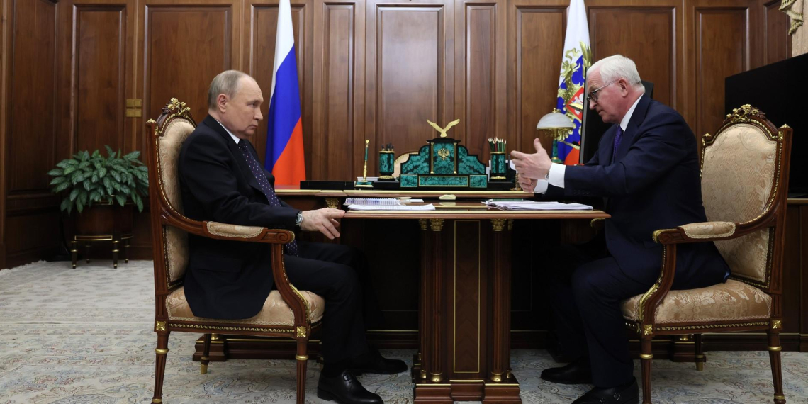 Владимир Путин обсудил с Шохиным модернизацию налоговой системы 