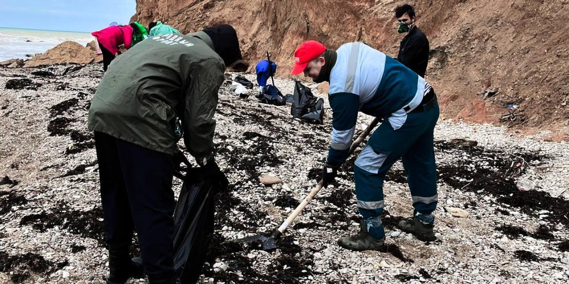 Волонтёры Народного фронта продолжают помогать в ликвидации последствий ЧС в Чёрном море 