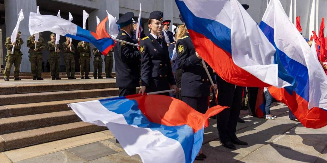 У Музея Победы около тысячи участников выстроили живой триколор из знамён 
