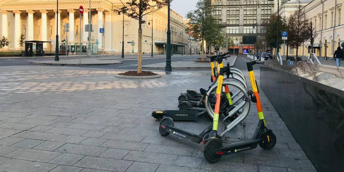 ЛДПР предложила запретить курьерам на электросамокатах ездить по тротуарам  