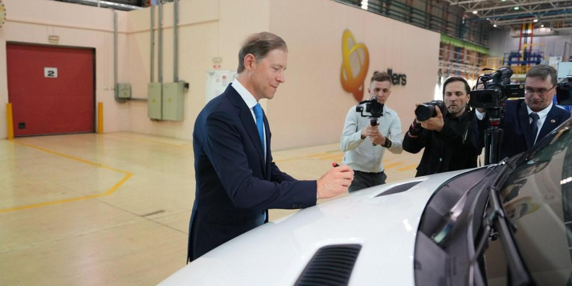 Мантуров передал автобус Sollers многодетной семье по поручению Путина