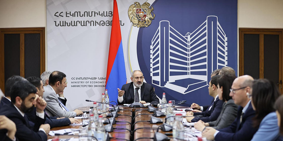Пашинян пригрозил запретить российские телеканалы в Армении