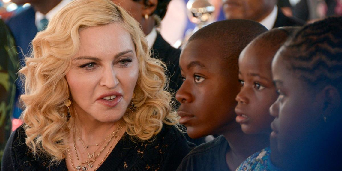 Мадонну обвинили в работорговле и извращенных экспериментах над африканскими детьми