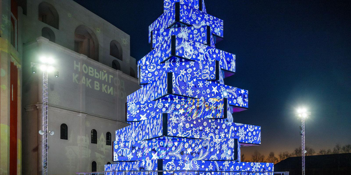 На катке кинопарка Москино появилась ёлка из LED-экранов