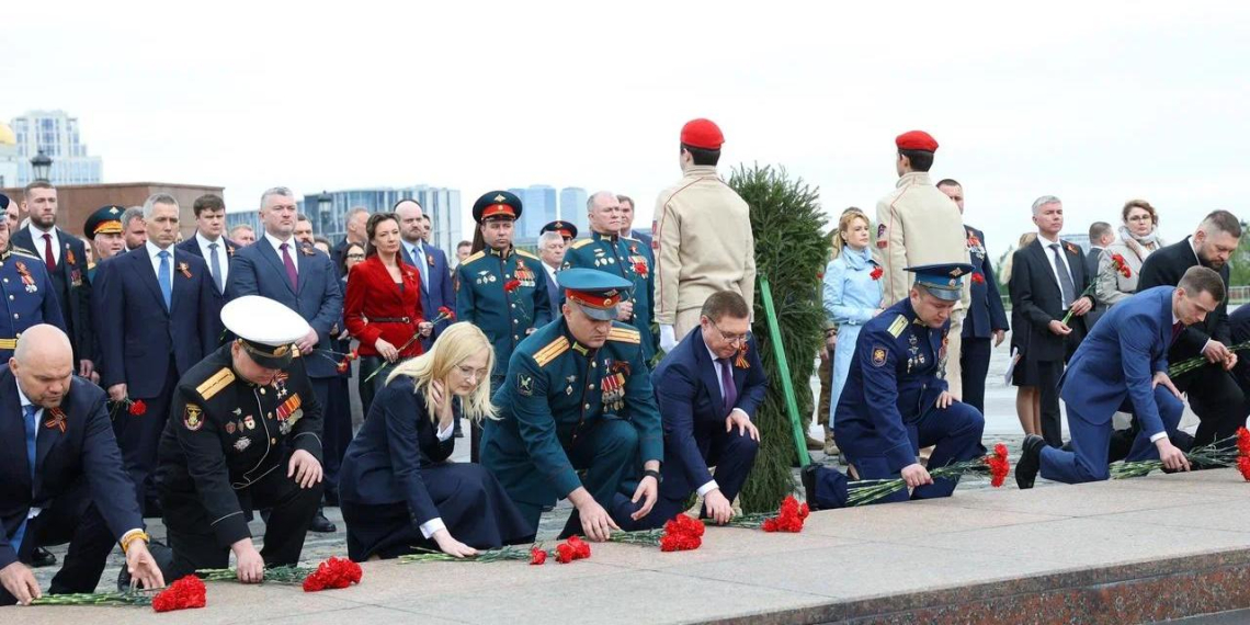 Представители "Единой России" почтили память павших в Великой Отечественной войне на Поклонной горе 