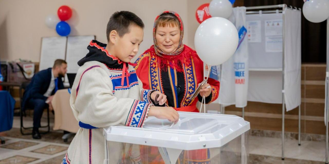 Россияне приходят на выборы целыми семьями