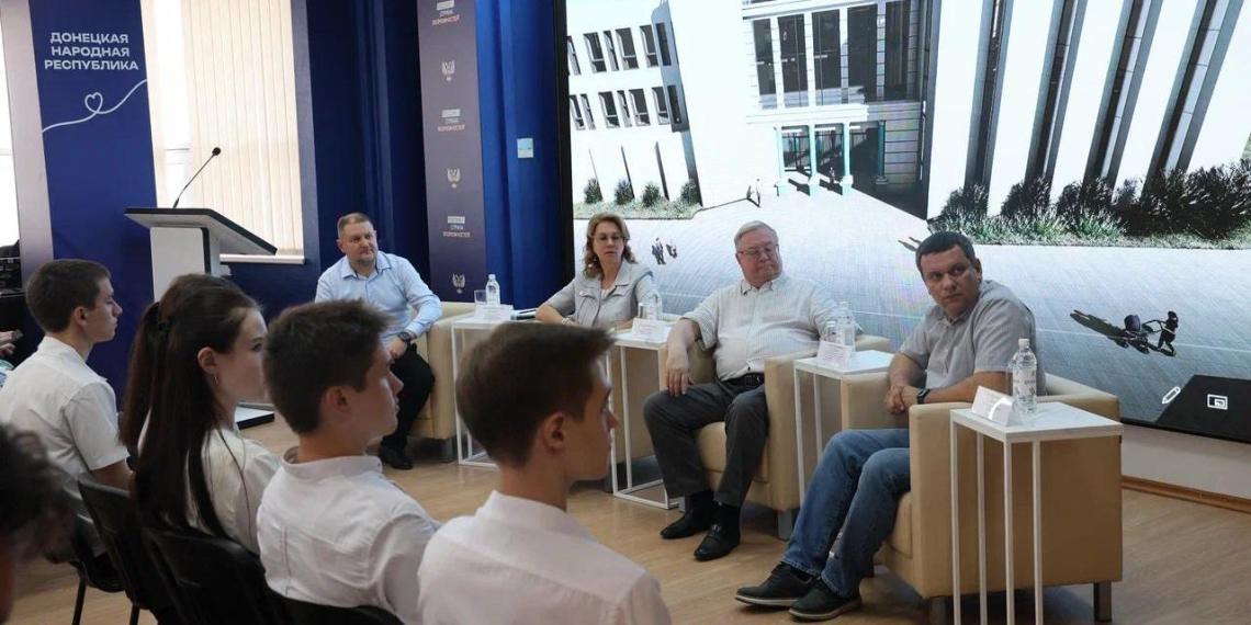 В ДНР по инициативе "Лидеров России" построят кибершколу будущего В ДНР по инициативе "Лидеров России" построят кибершколу будущего