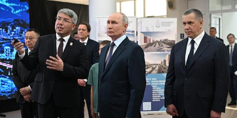 Путин в Улан-Удэ осмотрел выставку о развитии городов Дальнего Востока за 20 лет 