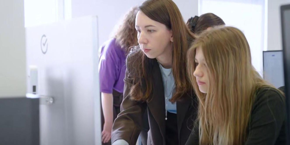 Собянин: для учащихся IT-классов запускается программа по работе с ИИ