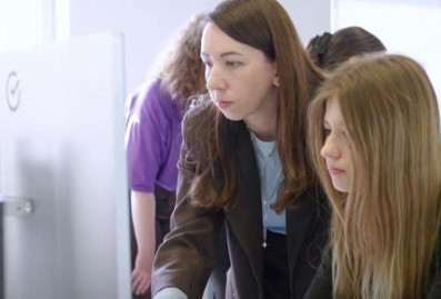 Собянин: для учащихся IT-классов запускается программа по работе с ИИ