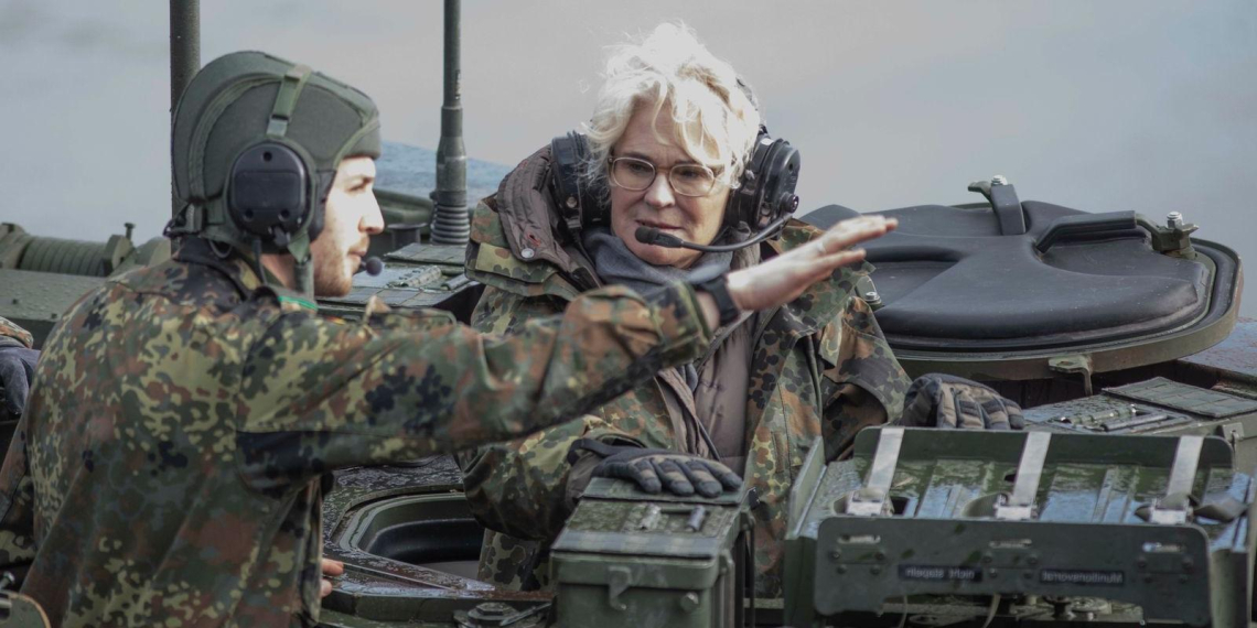 Кристина Ламбрехт подала в отставку с поста министра обороны Германии