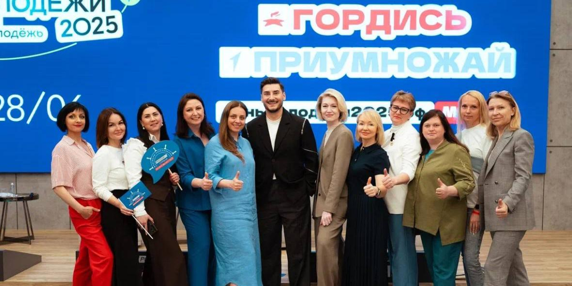Платформа "Россия – страна возможностей" провела День молодежи с героями СВО и олимпийскими чемпионами